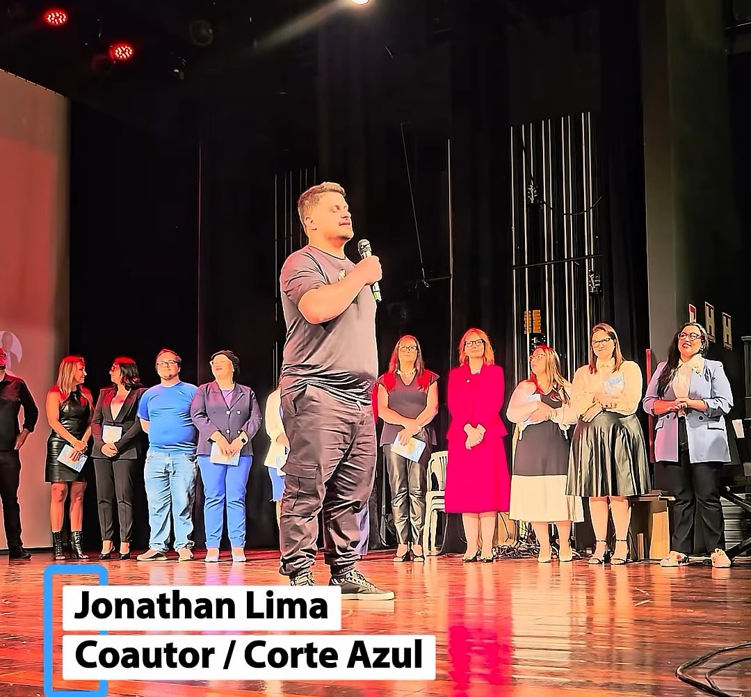 Jonathan Lima, coautor do livro Corte Azul, durante apresentação em evento.